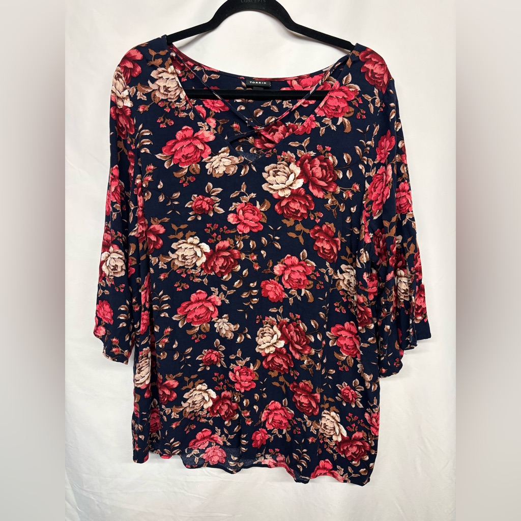 Size 1(X) Torrid Floral Criss-Cross Front Blouse